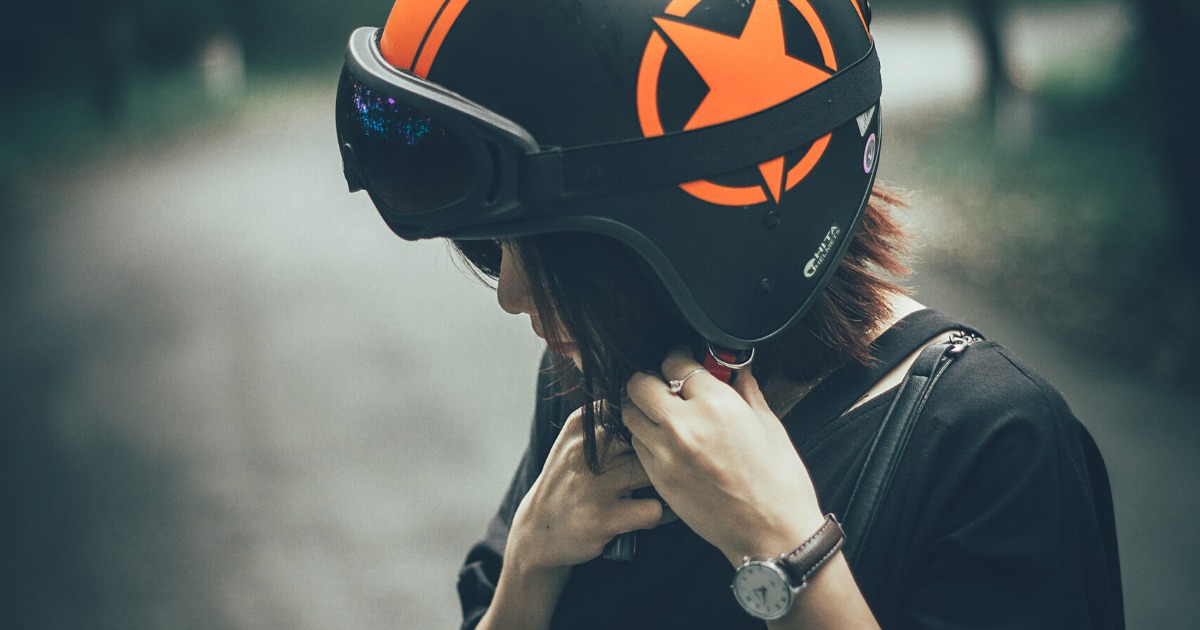バイク女子あるある 女性ライダーの苦悩4選 髪型 服装 ファッション ブログ ヘルメット おしゃれ 煽られる 気を付けること 大変 ディアガレージ